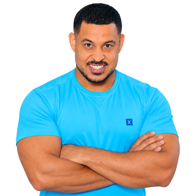 Maicon, personal trainer, de camiseta azul e braços cruzados.